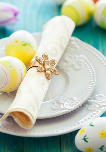 Table de Pâques avec œufs colorés et serviette décorative.